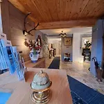 Дерев'яний котедж Zwei Hirsche Зефельд-ін-Тіроль